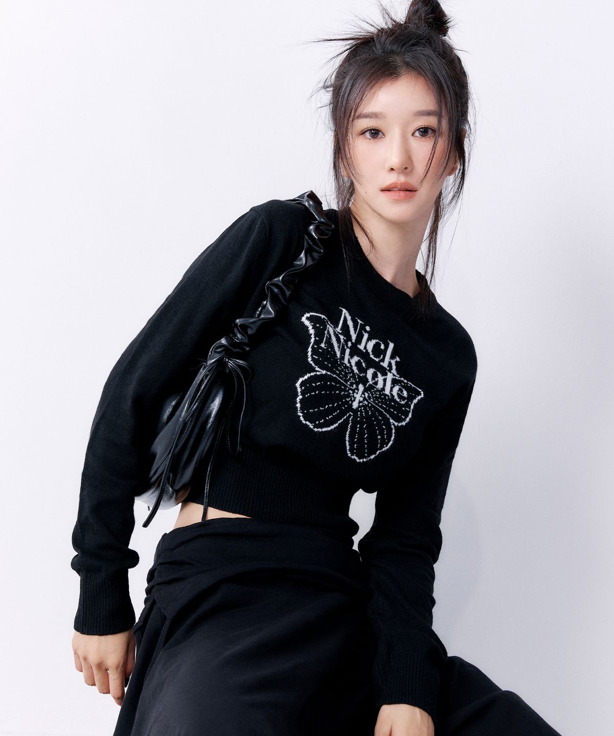 닉앤니콜(NICK&NICOLE) CASHMERE BUTTERFLY SIGNATURE CROP KNIT_BLACK