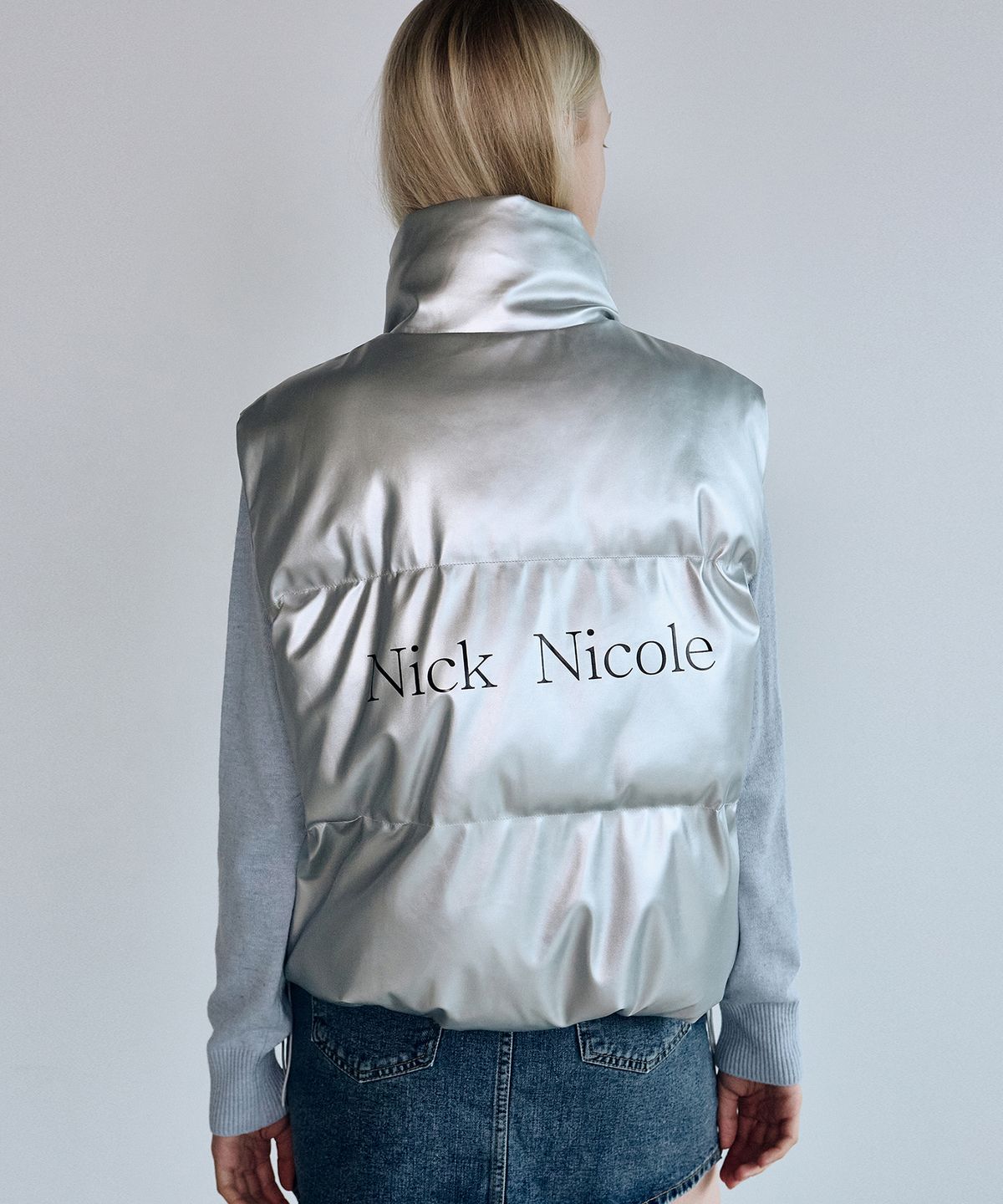 닉앤니콜(NICK&NICOLE) LEATHER LOGO PADDING VEST_SILVER