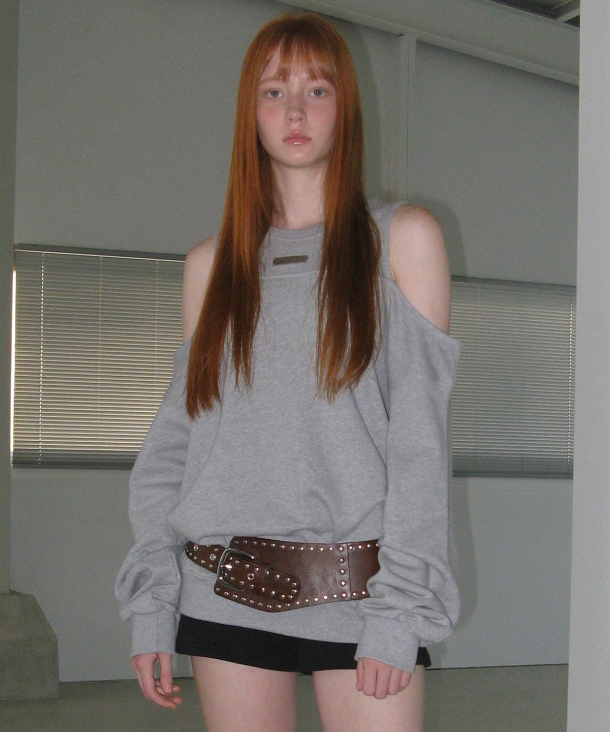 락케이크(ROCKCAKE) Open Shoulder Sweatshirt - Gray