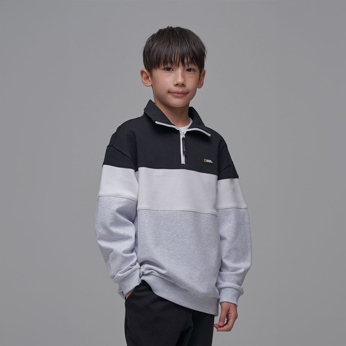 내셔널지오그래픽 키즈(NATIONAL GEOGRAPHIC KIDS) K241USW930 컬러블럭 반집업 맨투맨 CARBONBLACK