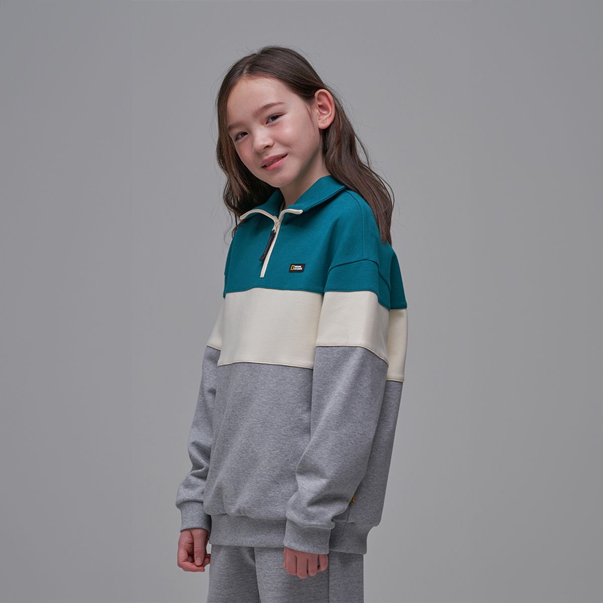 내셔널지오그래픽 키즈(NATIONAL GEOGRAPHIC KIDS) K241USW930 컬러블럭 반집업 맨투맨 DGREEN