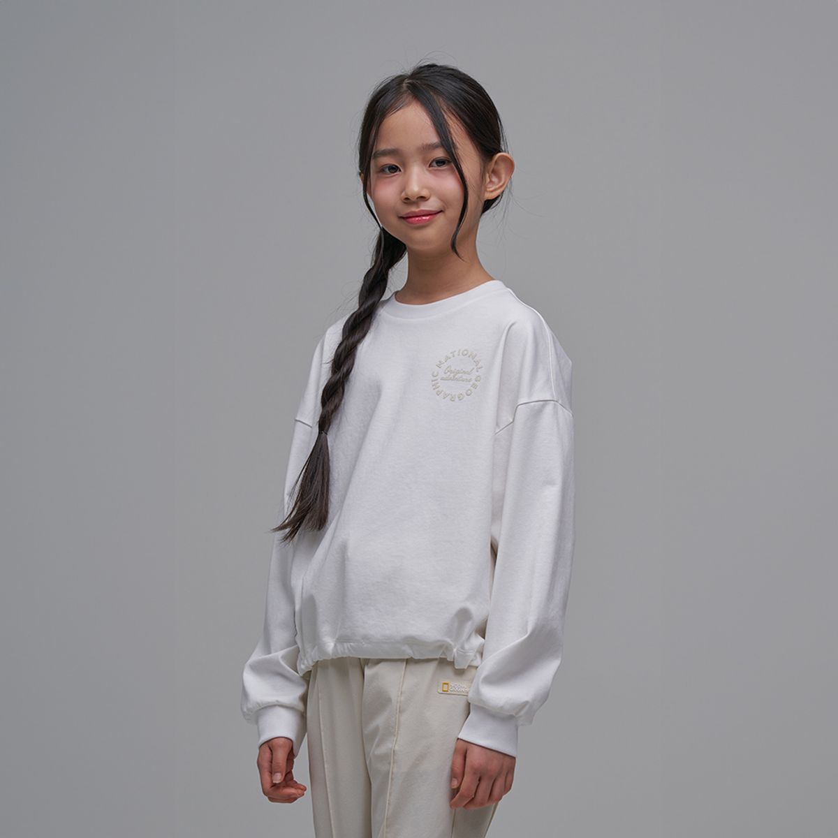 내셔널지오그래픽 키즈(NATIONAL GEOGRAPHIC KIDS) K241GTS910 여아 스트링 맨투맨 WHITE