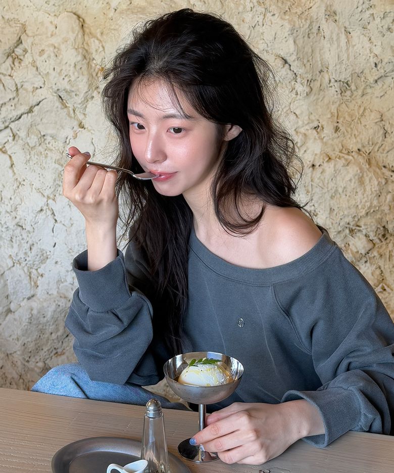 에딘 오프숄더 스웻셔츠 ( 피그먼트 차콜 )
