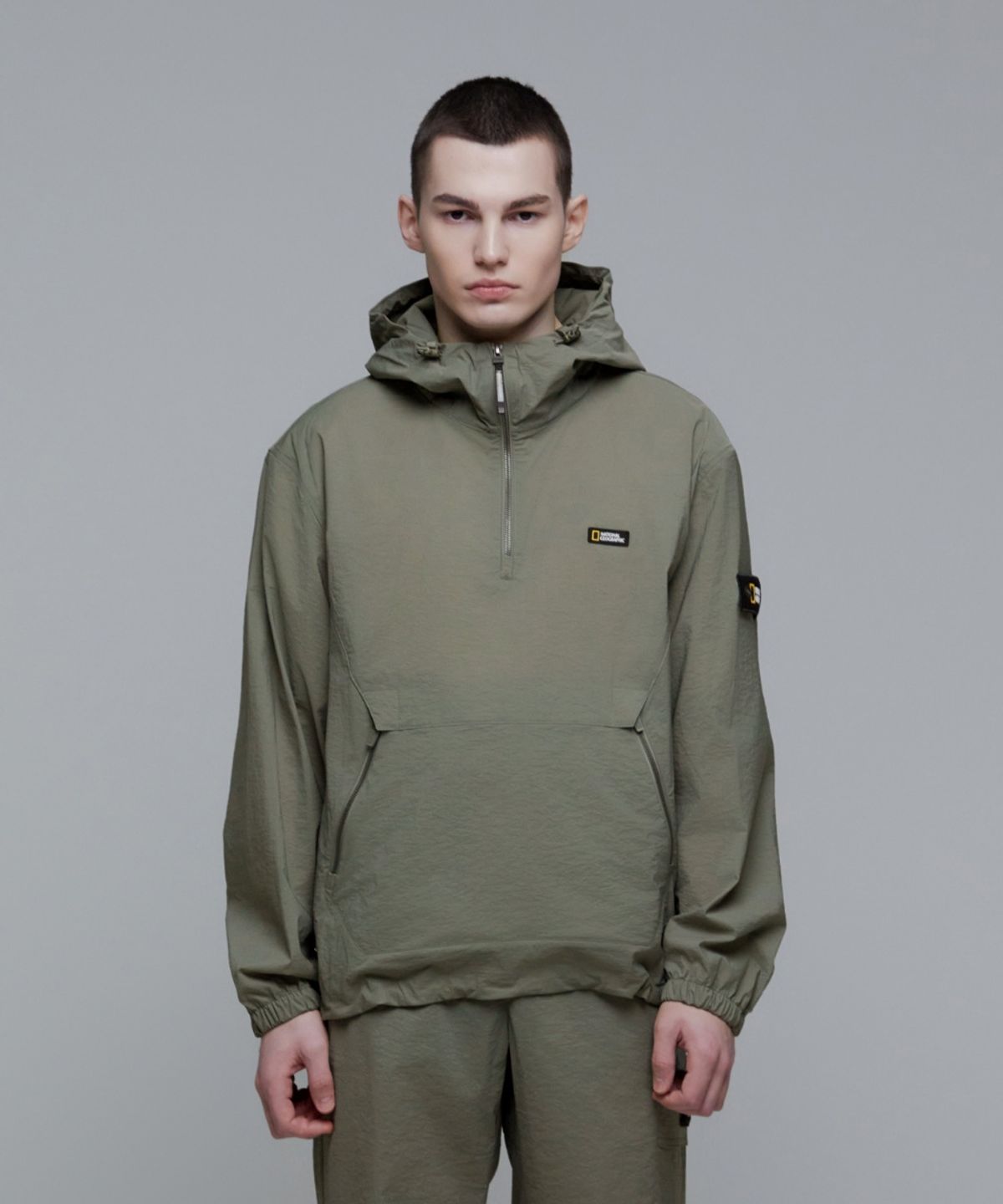 내셔널지오그래픽(NATIONALGEOGRAPHIC) N241UFT940 우븐 트레이닝 후디 아노락 LICHEN KHAKI
