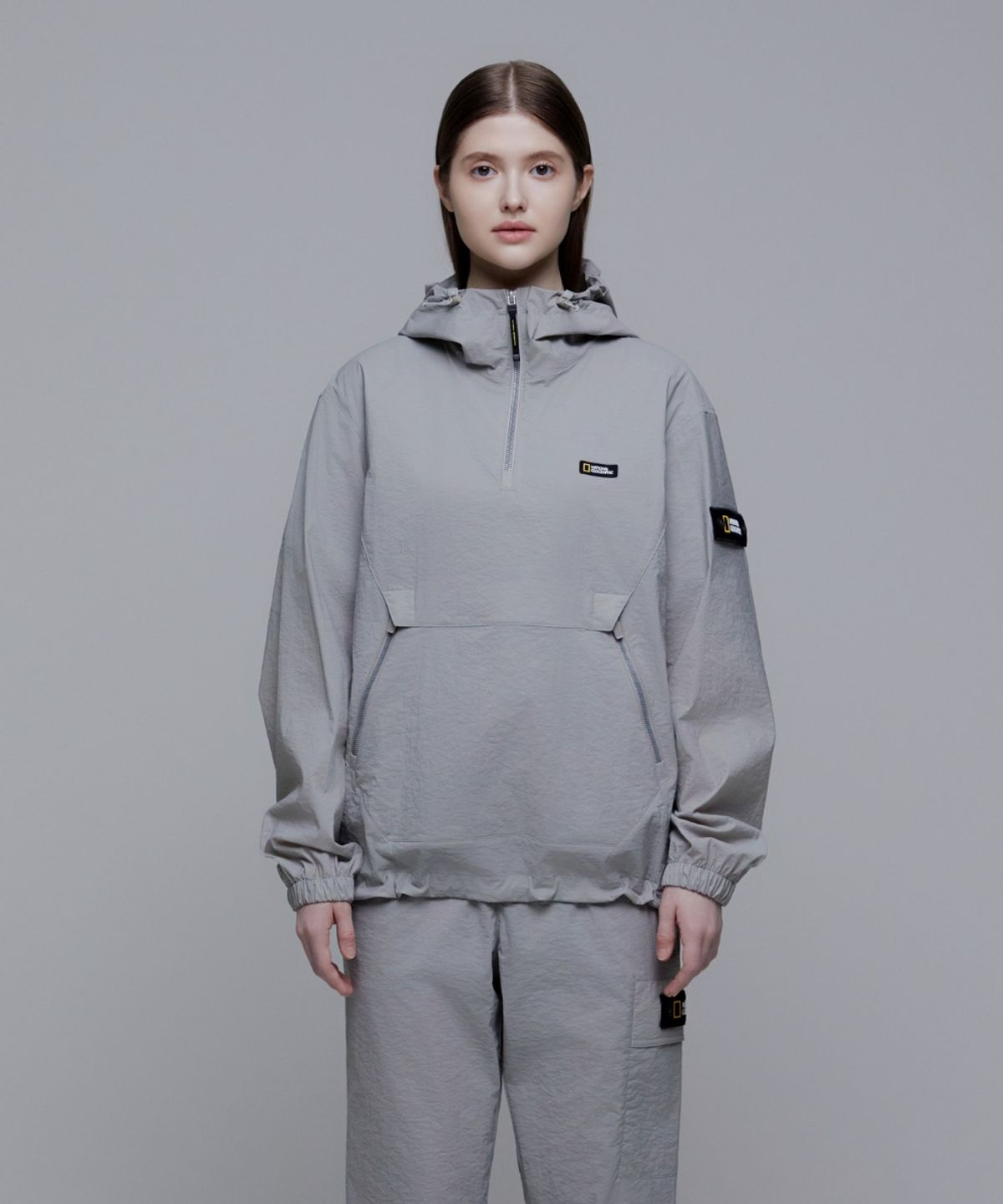 내셔널지오그래픽(NATIONALGEOGRAPHIC) N241UFT940 디머 우븐 트레이닝 후디 아노락 STONE GREY