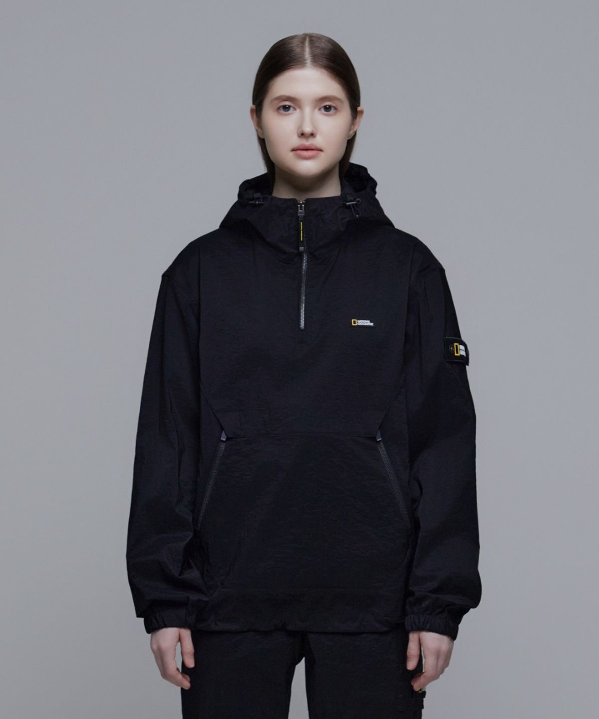 내셔널지오그래픽(NATIONALGEOGRAPHIC) N241UFT940 디머 우븐 트레이닝 후디 아노락 CARBON BLACK