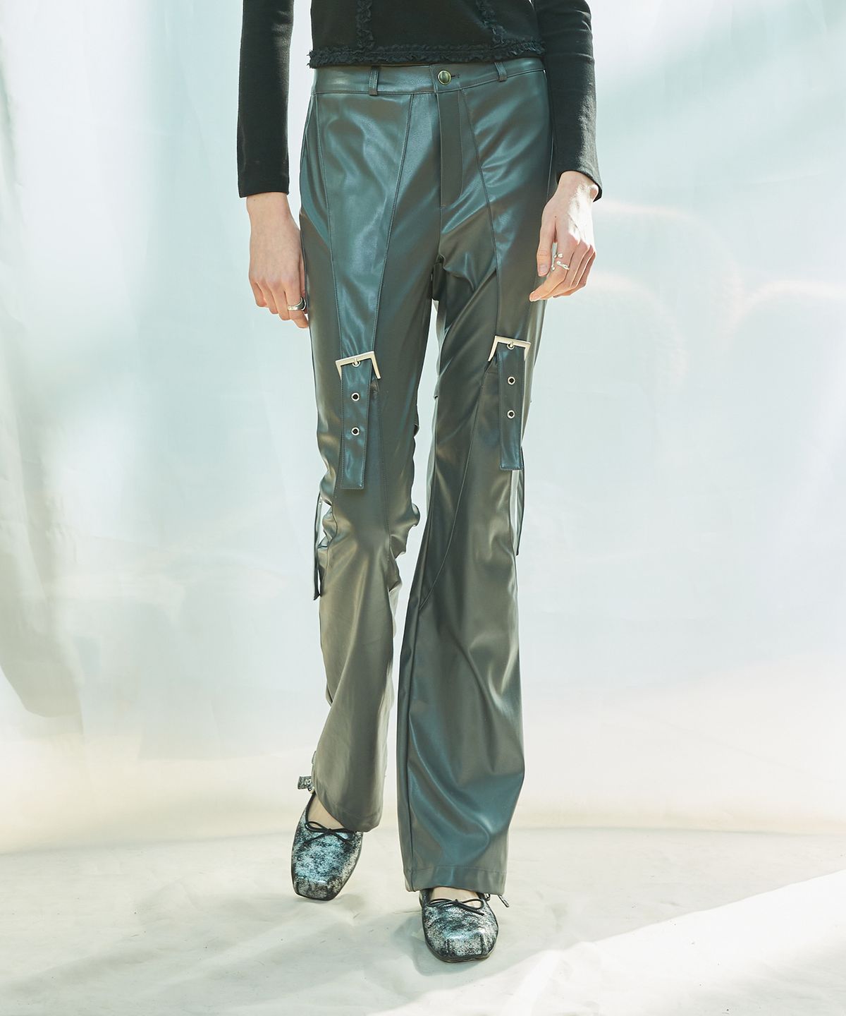 라티젠(LARTIGENT) L9 BUCKLE BOOTCUT PANTS(CHARCOAL)