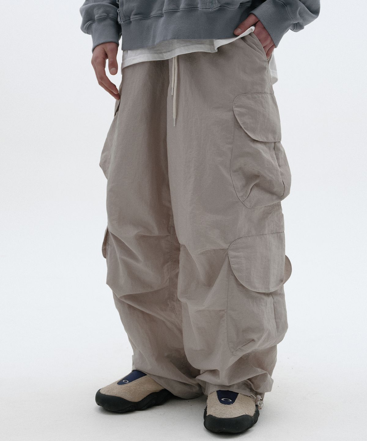스웨이드(SUADE) NYLON CARGO PANTS [LIGHT GRAY]