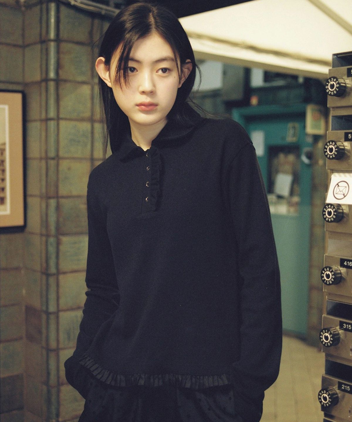 오헤시오(OHESHIO) round collar frill long t-shirt (black)
