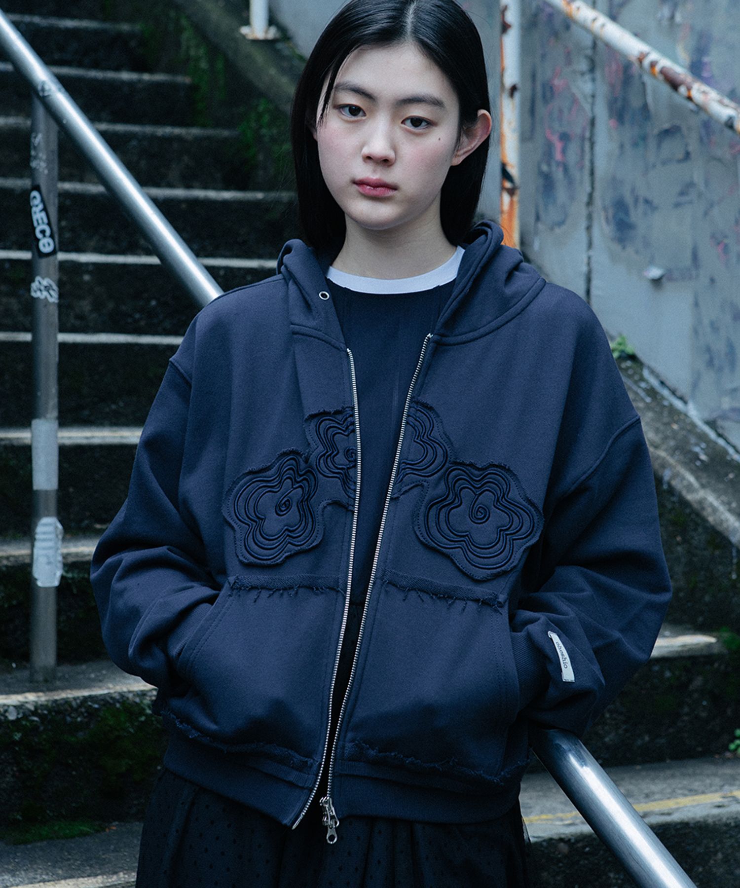 服 オヘシオ flower applique hooded zip-up