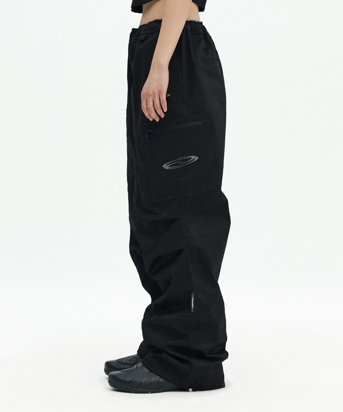 오프닝프로젝트(OPENING PROJECT) Drawstring Cargo Pant - Black