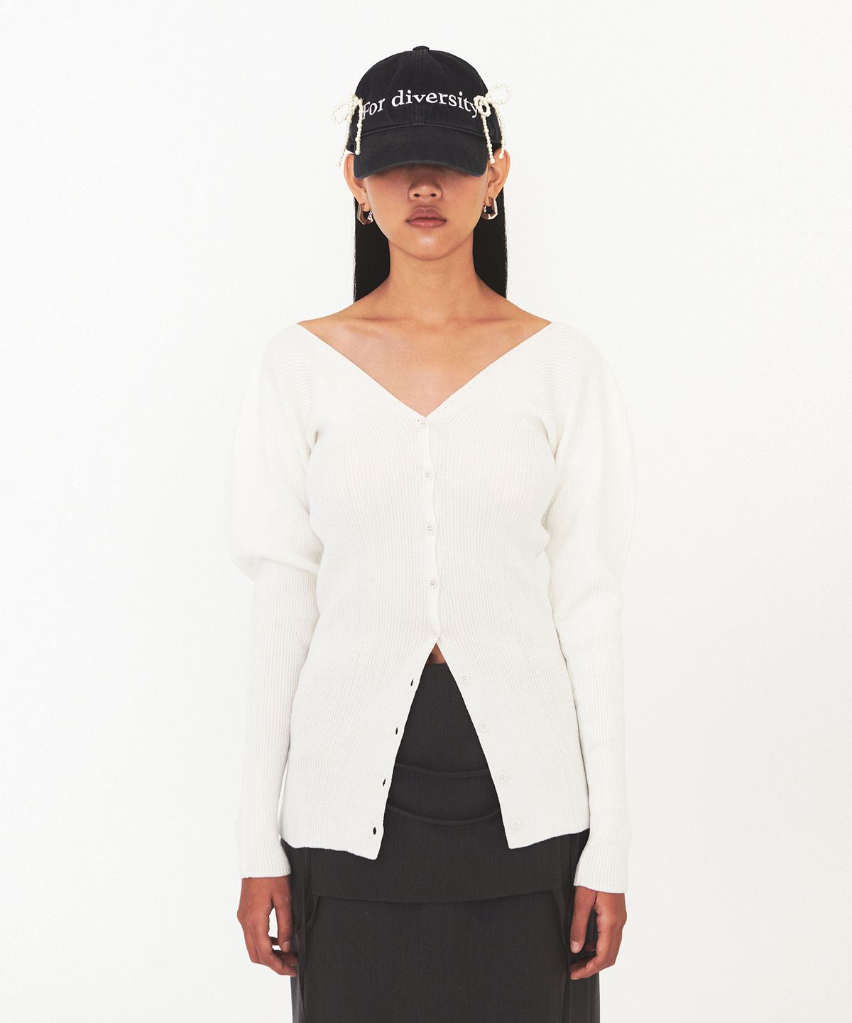 다이애그널(DIAGONAL) V NECK SILHOUETTE CARDIGAN (ivory)