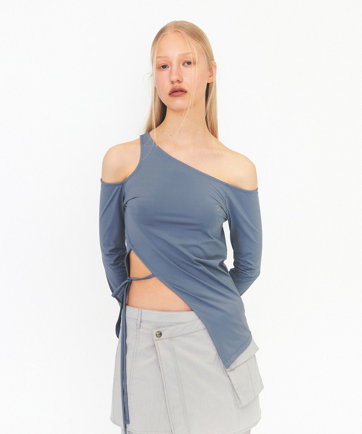 다이애그널(DIAGONAL) UNBALANCE SLIT TOP (blue grey)