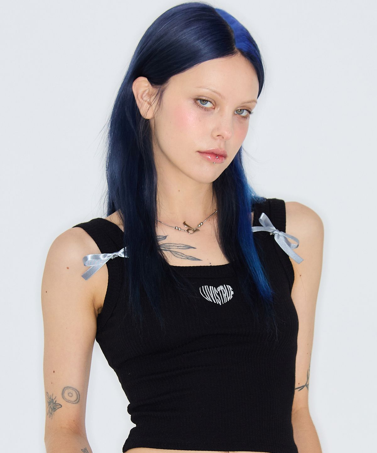 러브이즈트루(LUVISTRUE) HEART RIBBON TEE (BLACK)