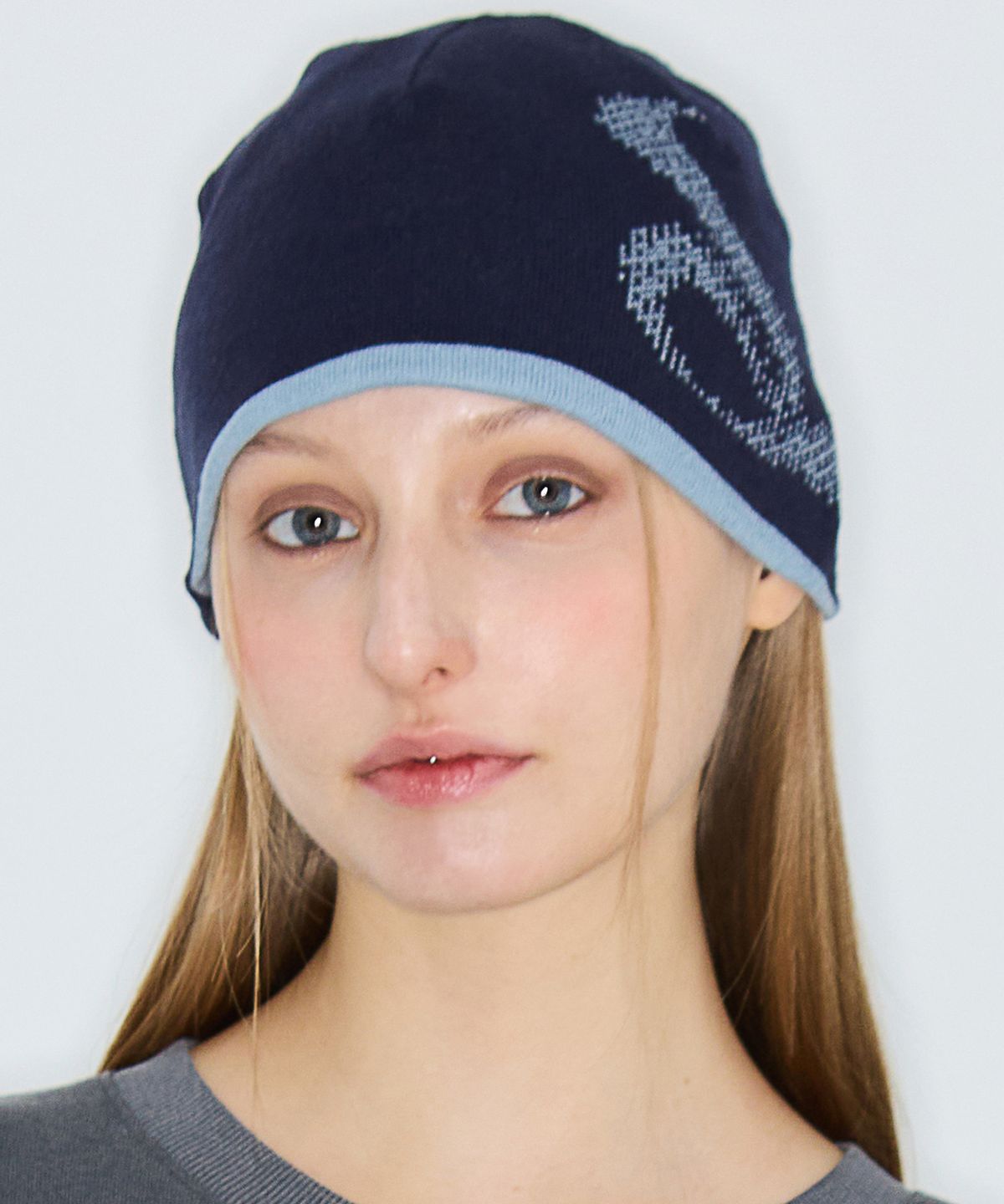 러브이즈트루(LUVISTRUE) CURVED L BEANIE(NAVY)