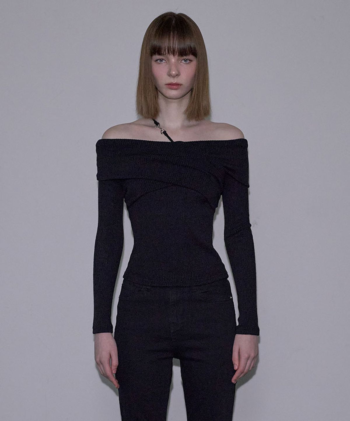 로제프란츠(ROSEFRANTZ) Cross Off Shoulder Knit [Black]