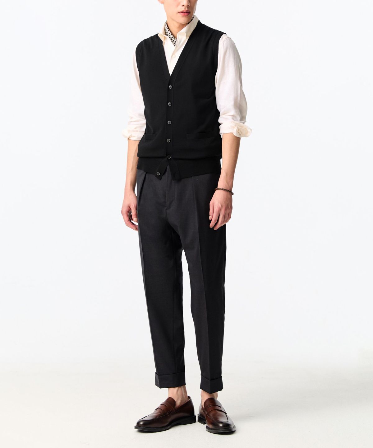 맨온더분(MAN ON THE BOON) [LORO PIANA FABRIC] 니티드 울 브이넥 베스트_블랙 4714113007