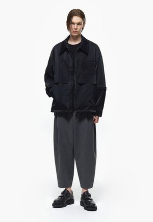 비건레더 슬리브 디테쳐블 점퍼 블랙 ZG2LT203BK