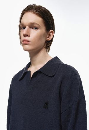 셈블런스 부클 오픈 카라 니트 차콜 ZG2KT809CG