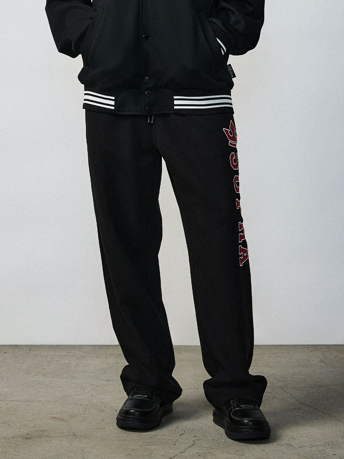 수프라(SUPRA) 바시티 빅 레터링 세미와이드 팬츠(BLACK)