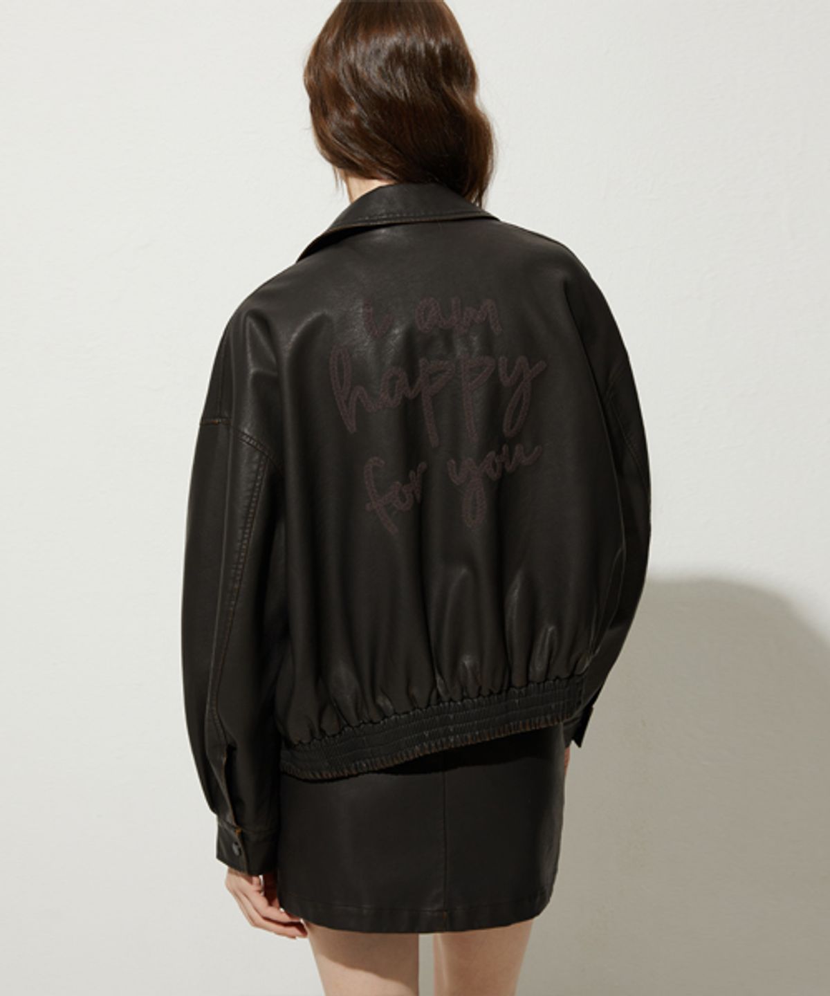 레이디 볼륨(LADY VOLUME) 465 VINTAGE COATED LETTERING JUMPER_BLACK