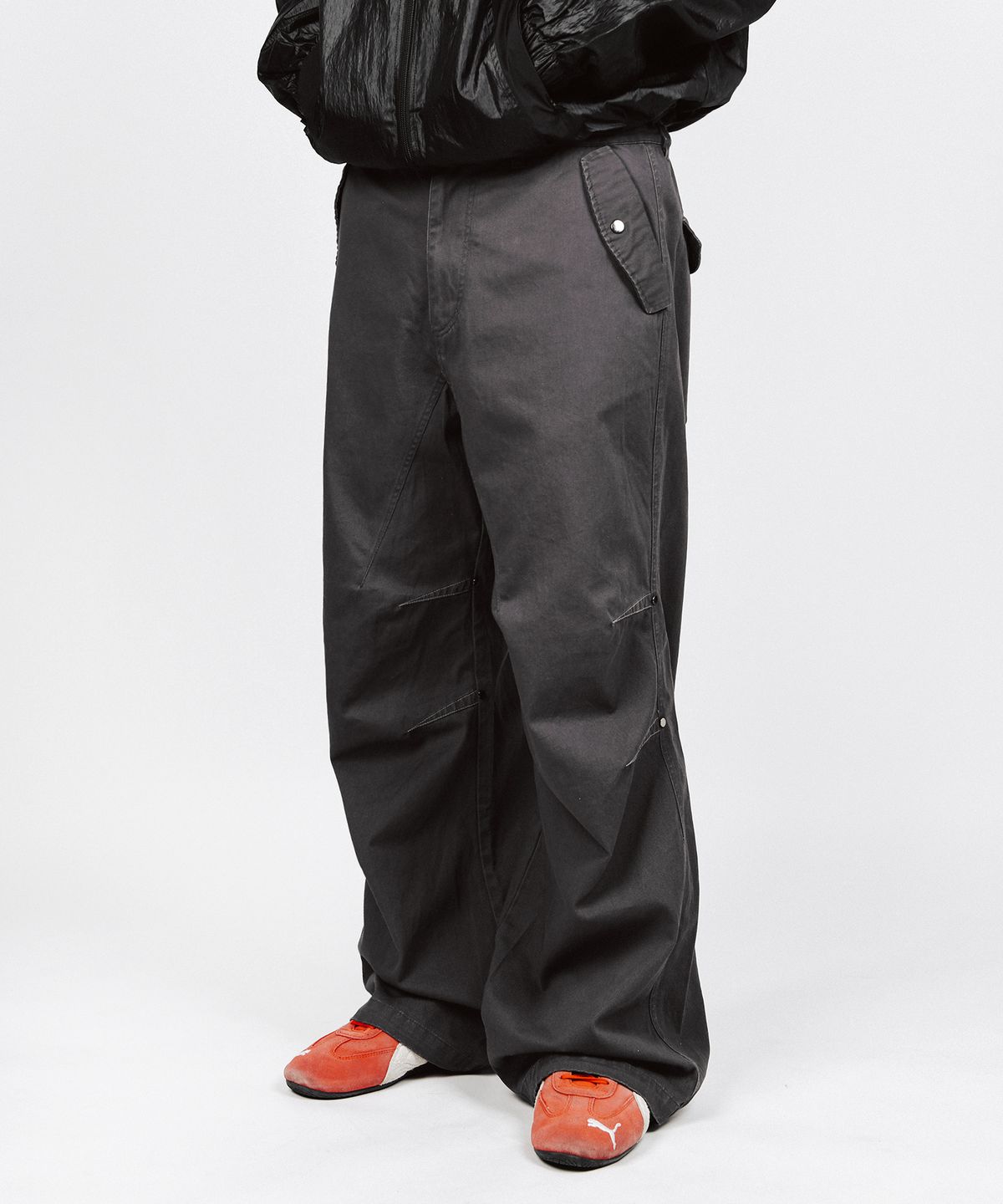 피지컬 디파트먼트(PHYSICAL DEPARTMENT) STITCH DART PANTS CHARCOAL