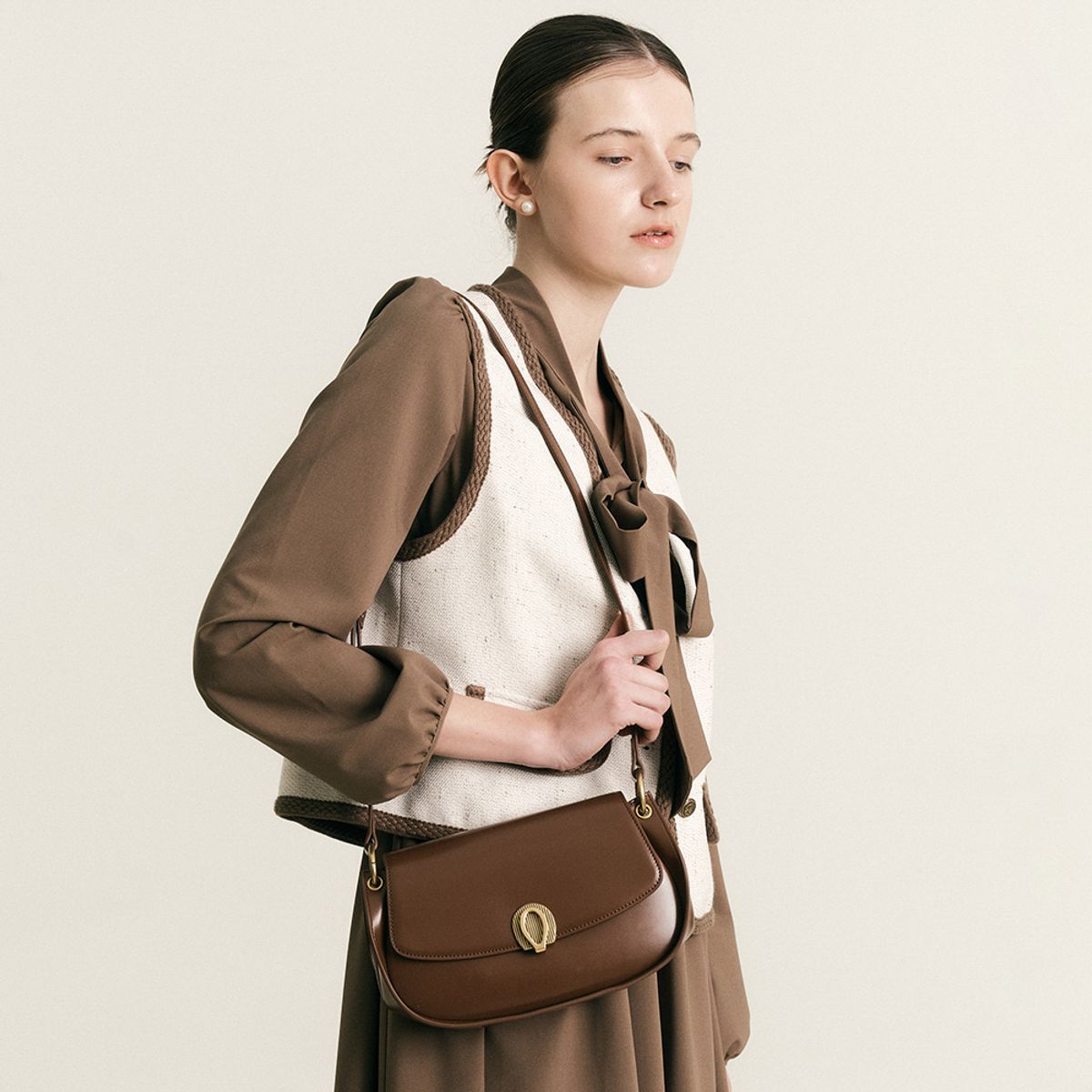 웬스데이딜라잇(WEDNESDAY DELIGHT) WD_Leather saddle handbag_BROWN