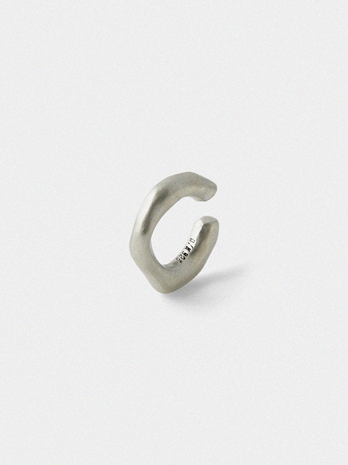 도우하브(DOUHAB) Bumpy simple ear cuff_Matt silver