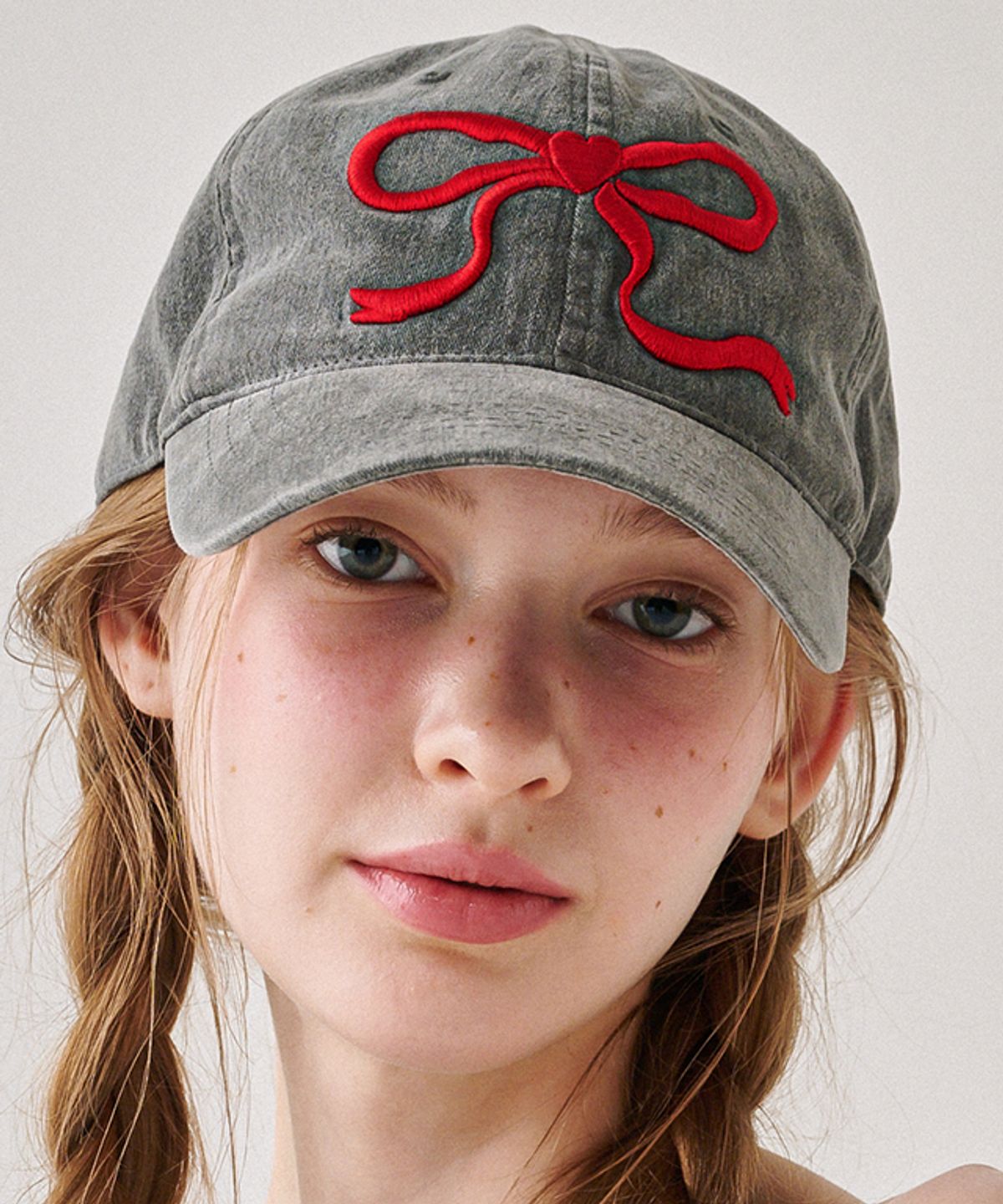 론론(RONRON) HEART RIBBON BALL CAP CHARCOAL