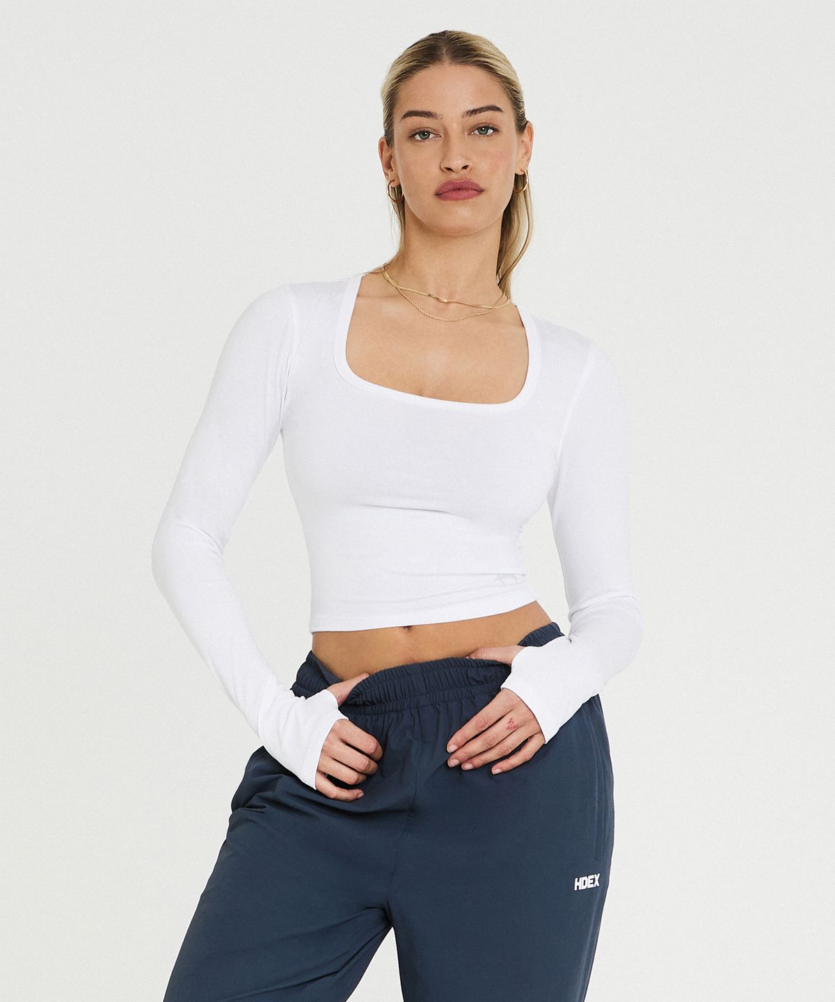 에이치덱스(HDEX) 우먼스 심볼 스퀘어넥 크롭 롱 슬리브 (White)