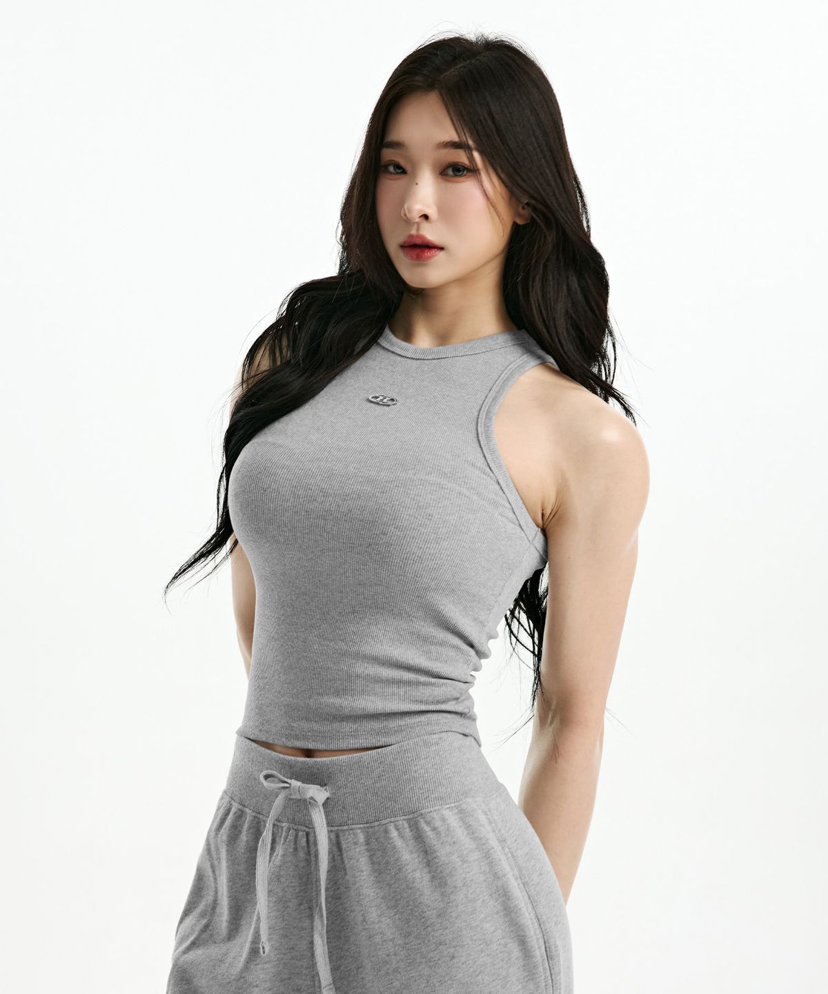 본투윈(BORN TO WIN) B PENDANT RIBBED SEMI CROP SLEEVELESS [MELANGE GREY]