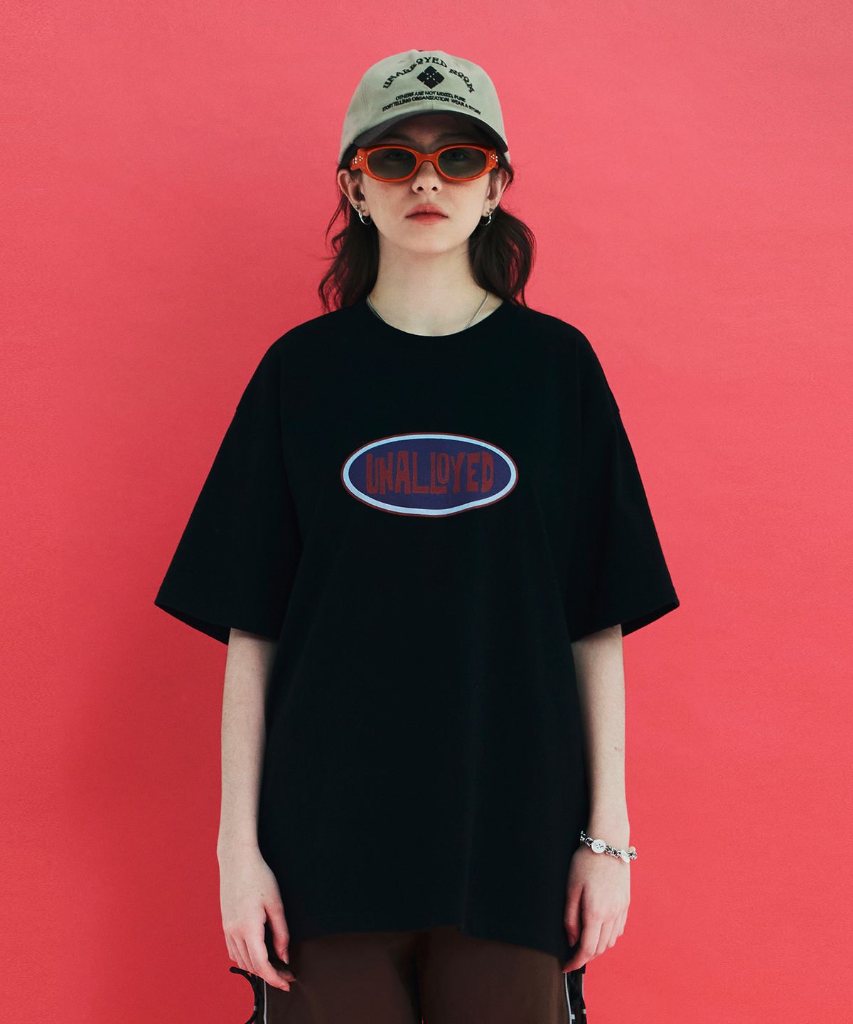 어널로이드(UNALLOYED) 오발 로고 티셔츠 / 블랙