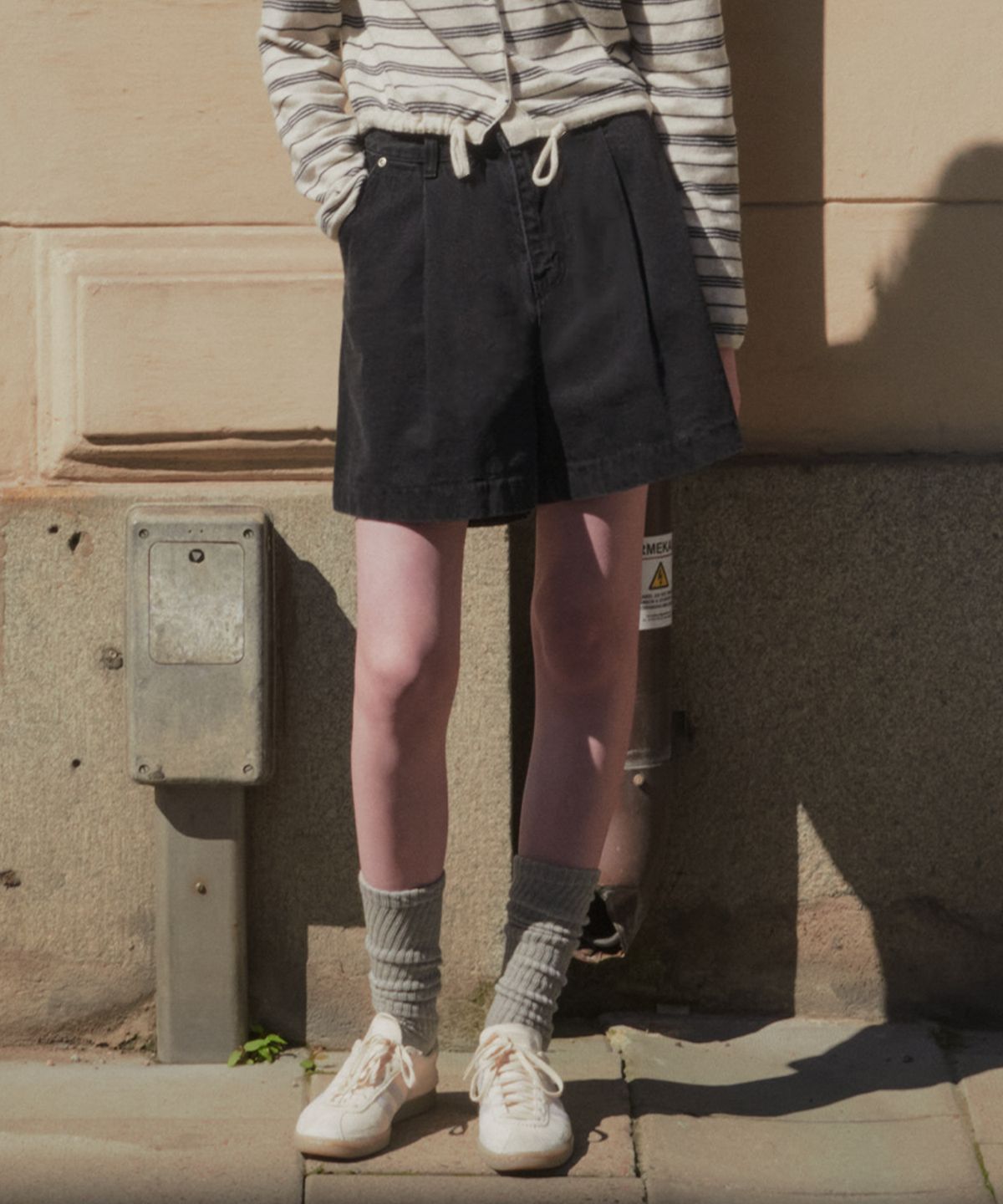 노운베러(KNOWNBETTER) Classic one pintuck denim short_Black