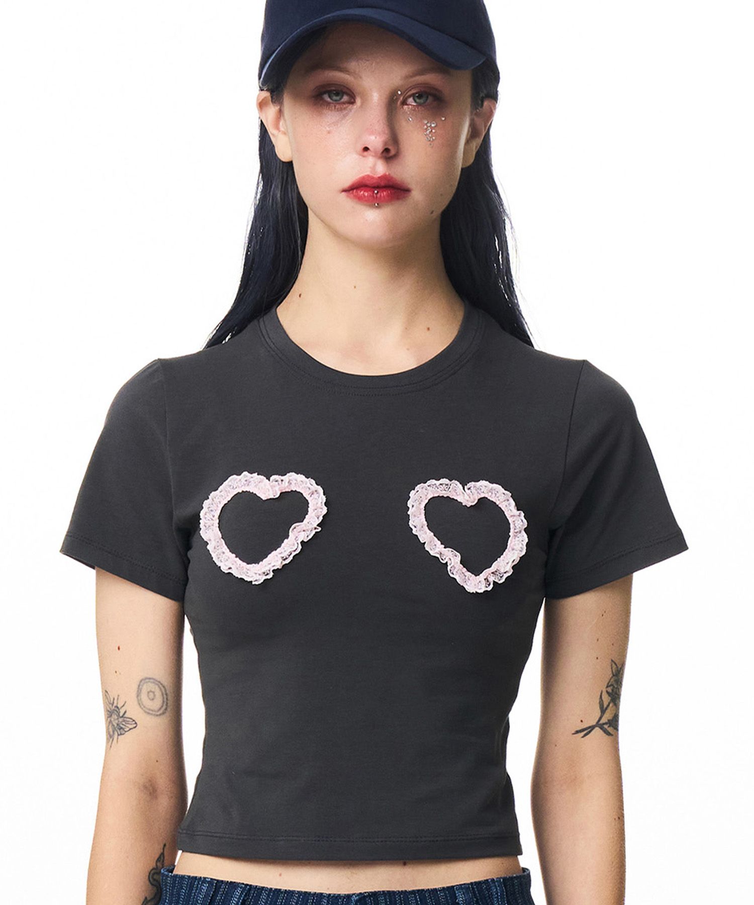 MUSINSA | ILLIGO Heart Lace Fitted Crop T-Shirt Charcoal