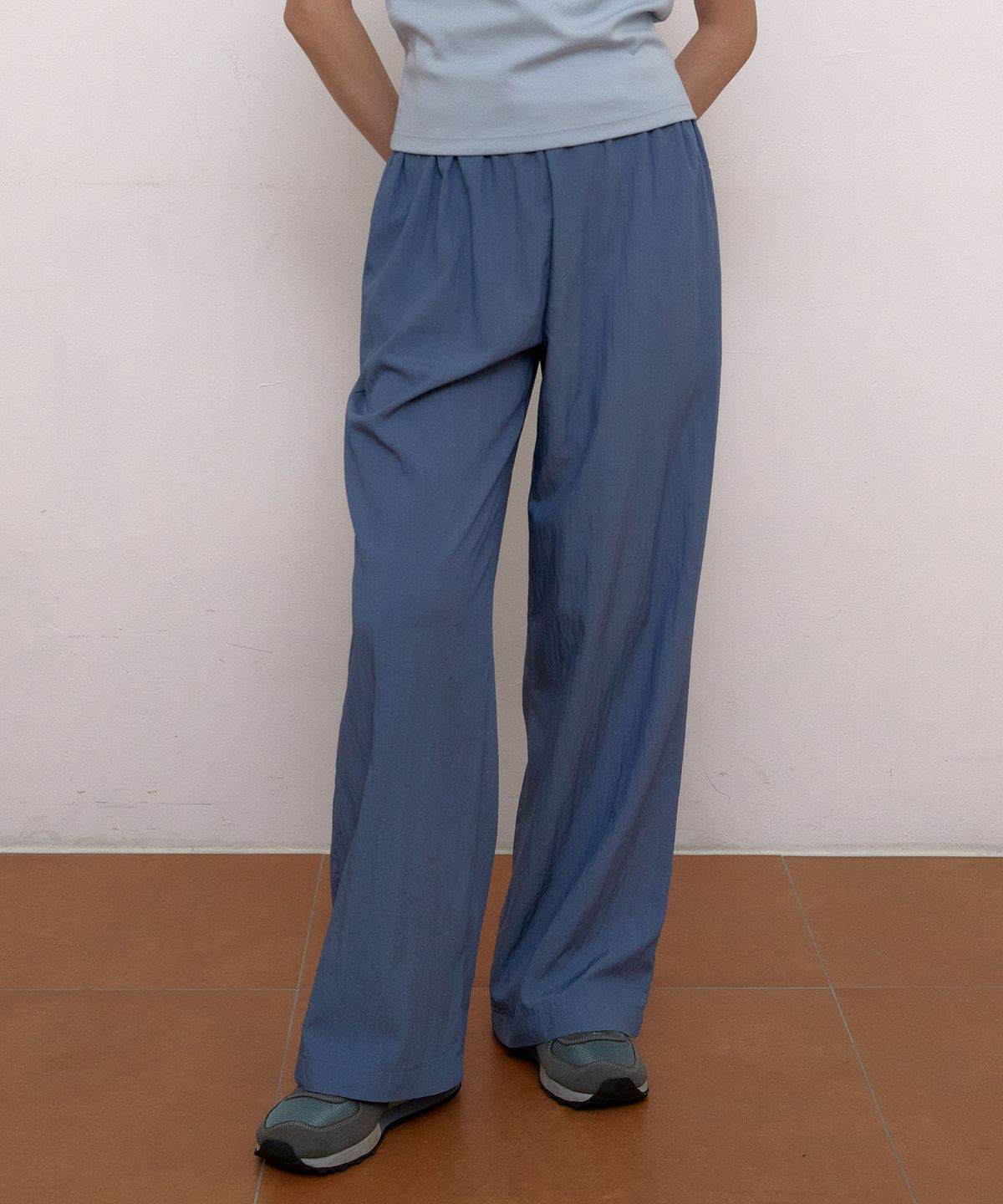 38컴온커먼(38COMEONCOMMON) Nylon loose Banding Pants (Blue)