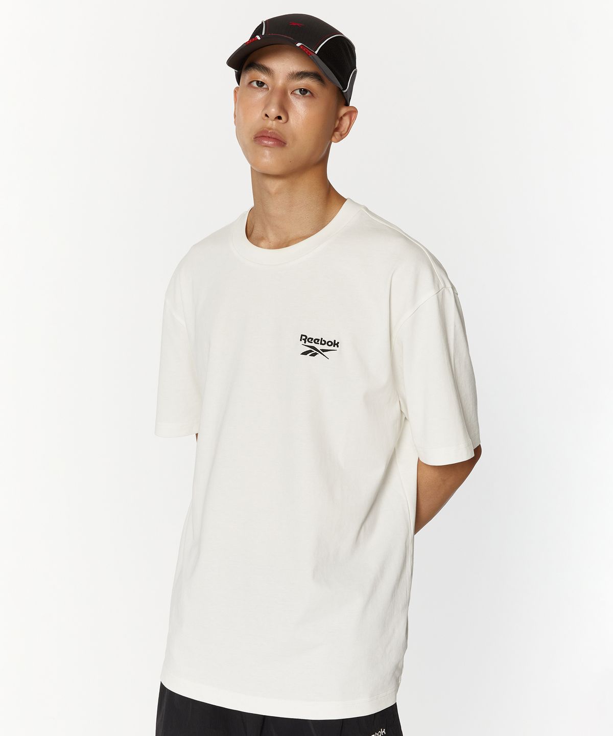 리복(REEBOK) 스몰 로고 티셔츠 - 오프 화이트