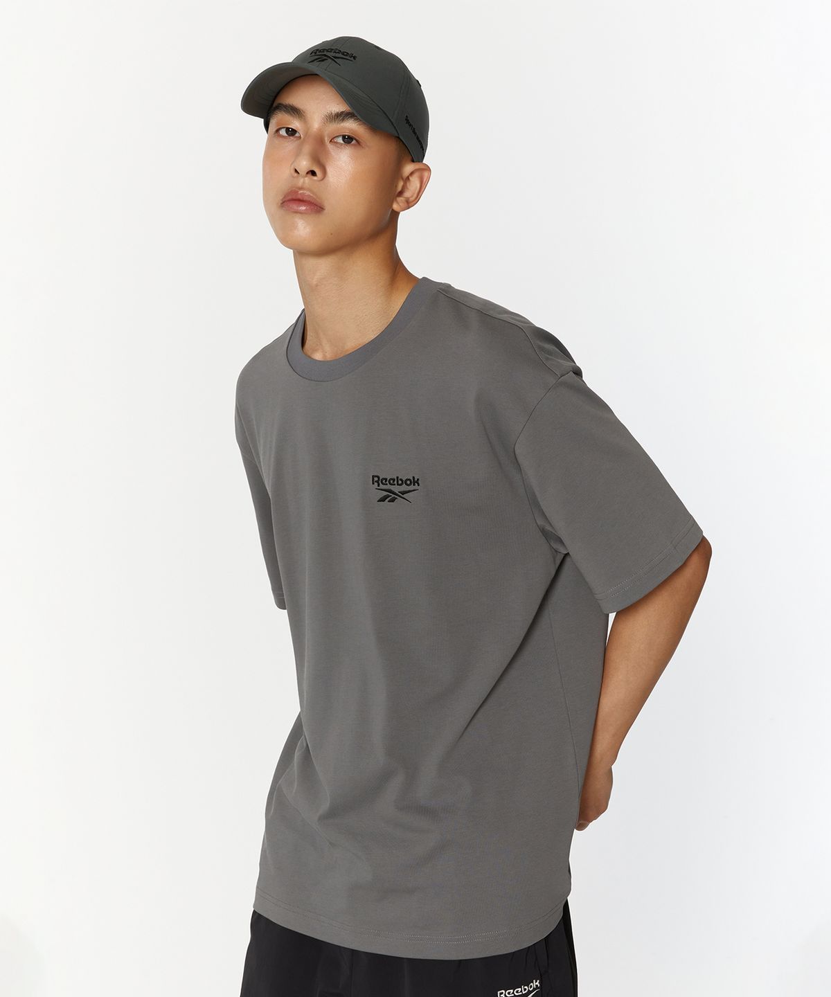 리복(REEBOK) 스몰 로고 티셔츠 - 차콜