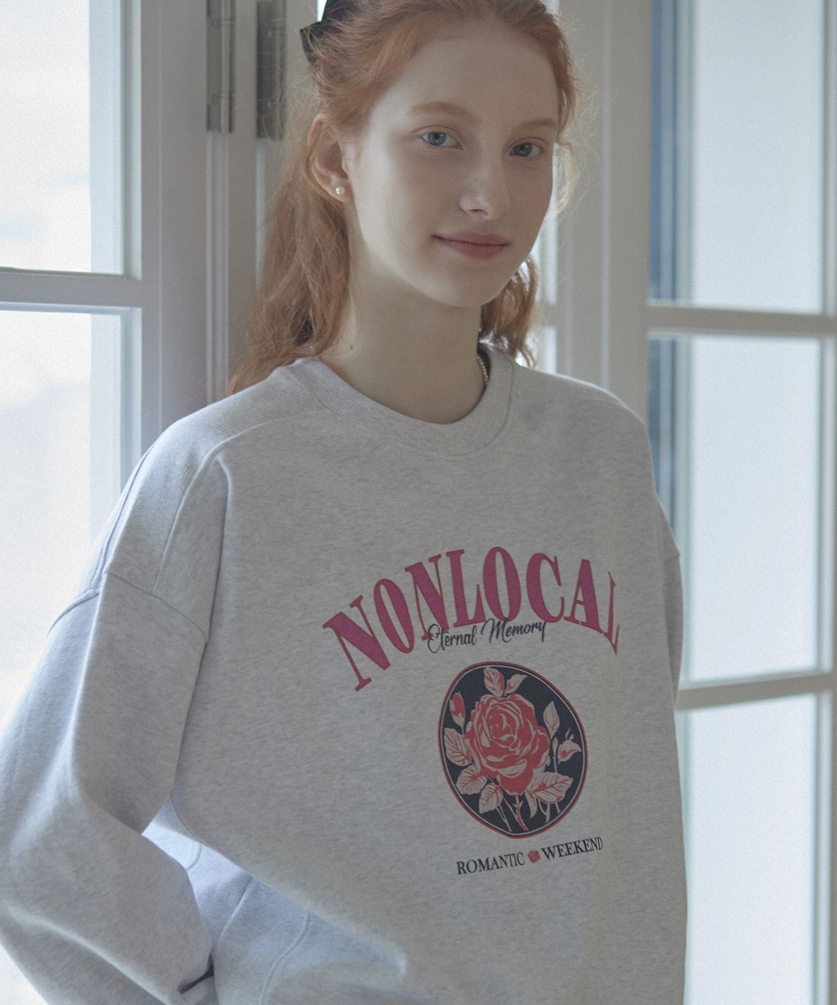 논로컬(NONLOCAL) Vintage Rose Sweatshirt - Light Grey