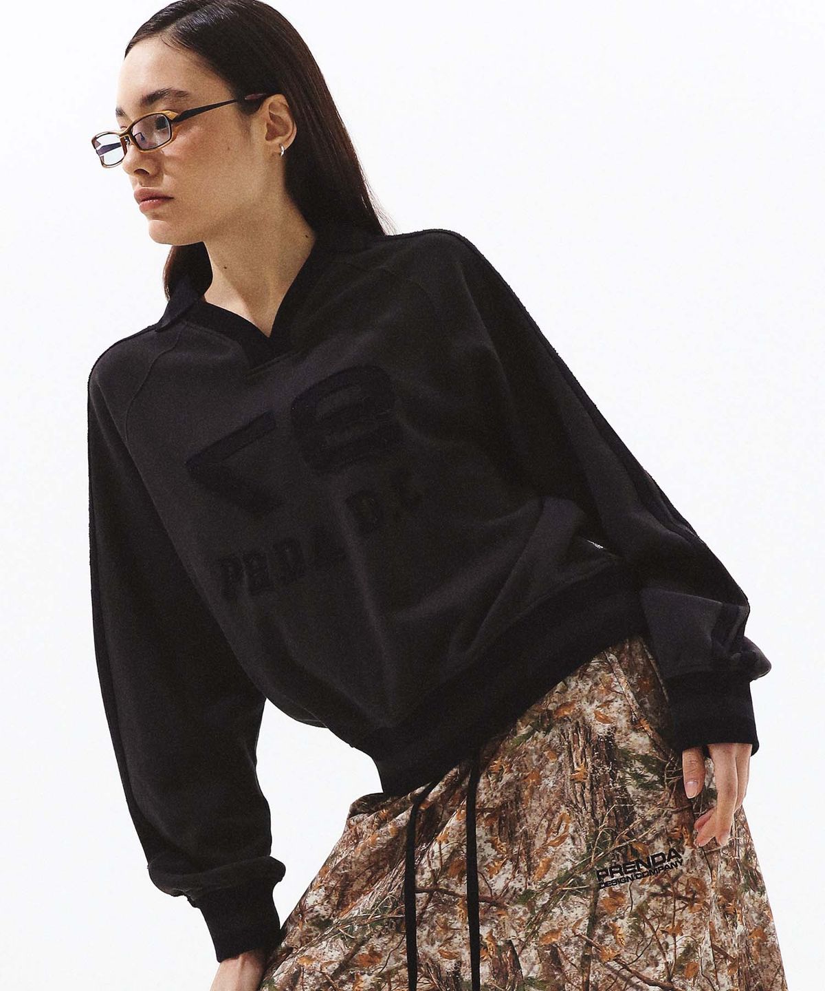 프렌다(PRENDA) PRENDA LOGO TAPE APPLIQUE SWEATSHIRTS DARK CHARCOAL