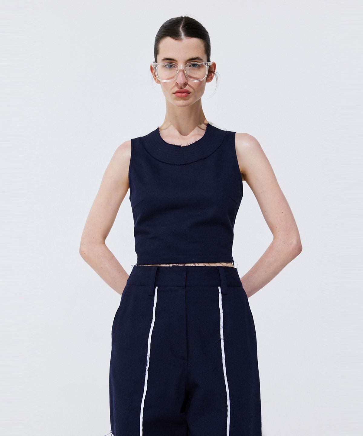 분더캄머(WNDERKAMMER) Color-Block Sleeveless Crop Top_Navy (컬러 블록 슬리브리스 크롭 탑_네이비)