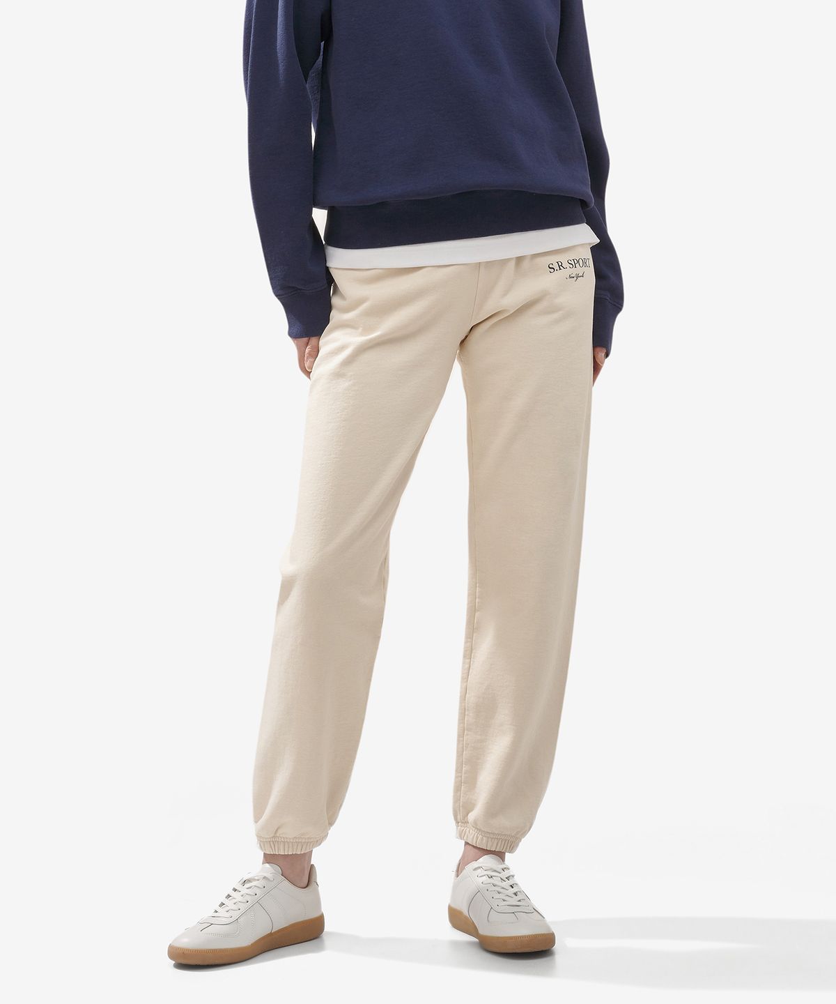 스포티앤리치(SPORTY&RICH) 윔블던 세리프 로고 스웻 팬츠 - 크림 / SW1023CR