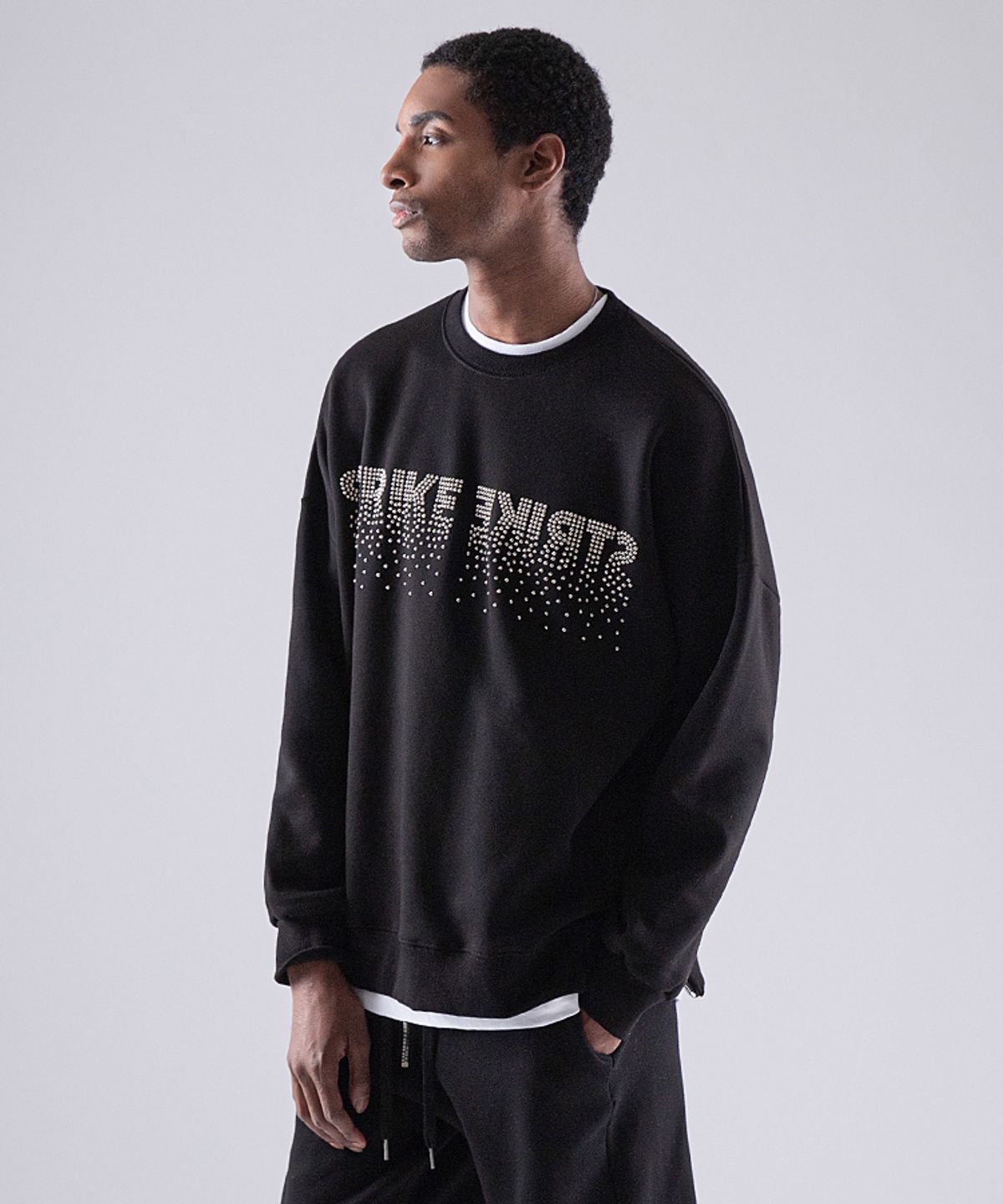 스트라이크(STRIKE) Black Stud Logo Detail Lampo Zip Sweat Shirt