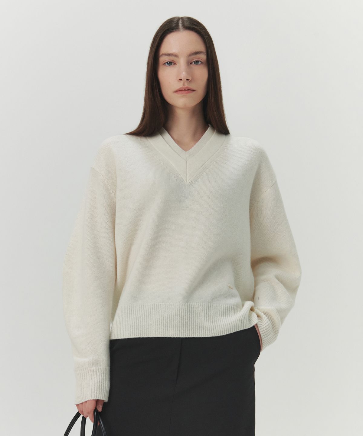 르바(LEVAR) Double V-Neck Knit - Off White
