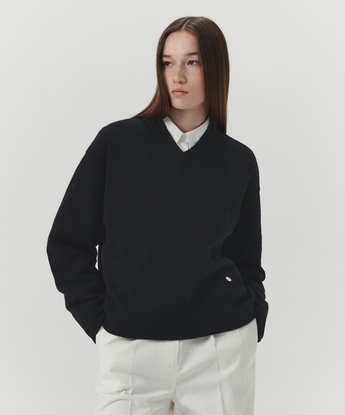 르바(LEVAR) Double V-Neck Knit - Black