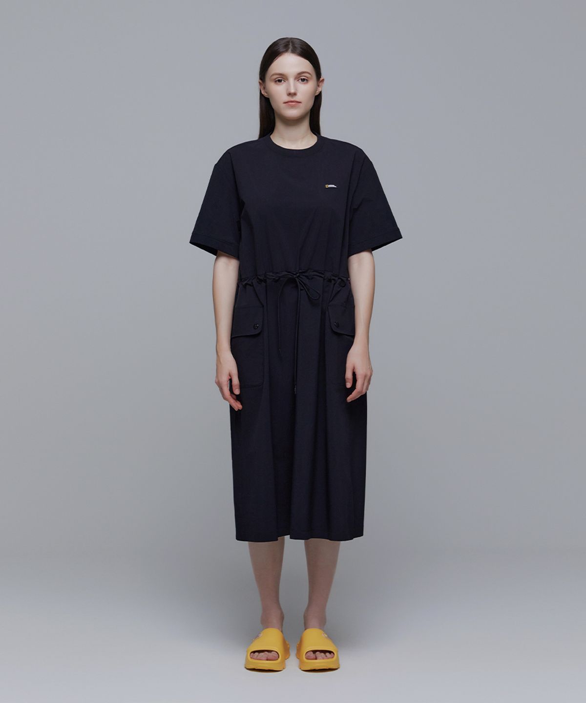 내셔널지오그래픽(NATIONALGEOGRAPHIC) N242WOP910 아델리 경량 우븐 스트레치 라운드넥 원피스 CARBON BLACK
