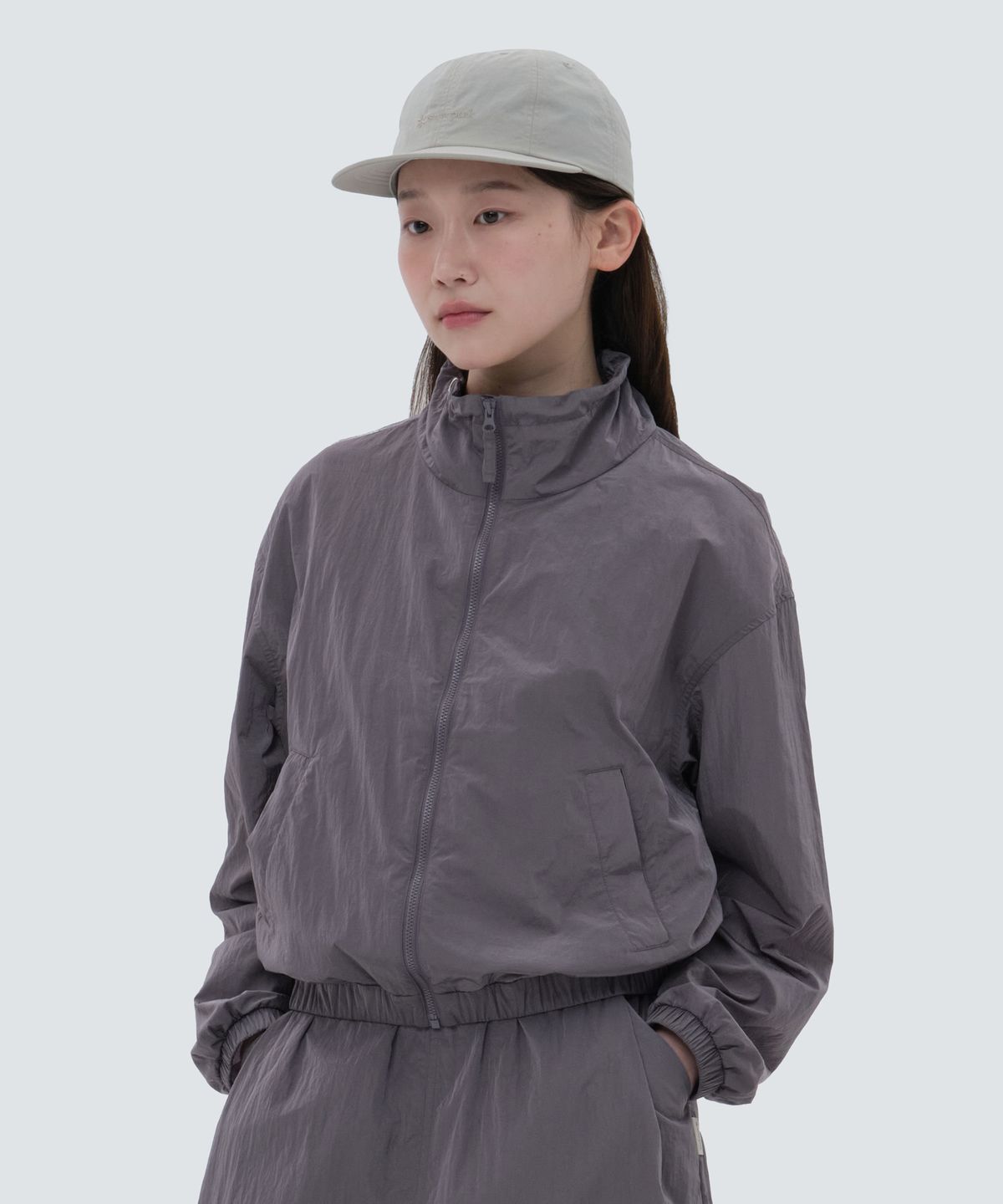 스노우피크 어패럴(SNOWPEAK APPAREL) 브라이트 여성 세미 크롭 바람막이 Purple Gray (S24MWFWB75)