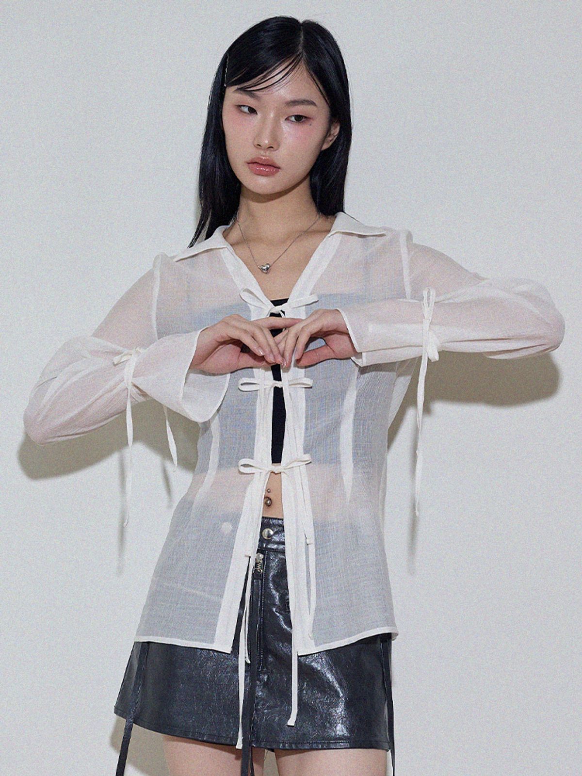 아이토브 서울(ITOV SEOUL) 리본 오픈 슬림셔츠 WH