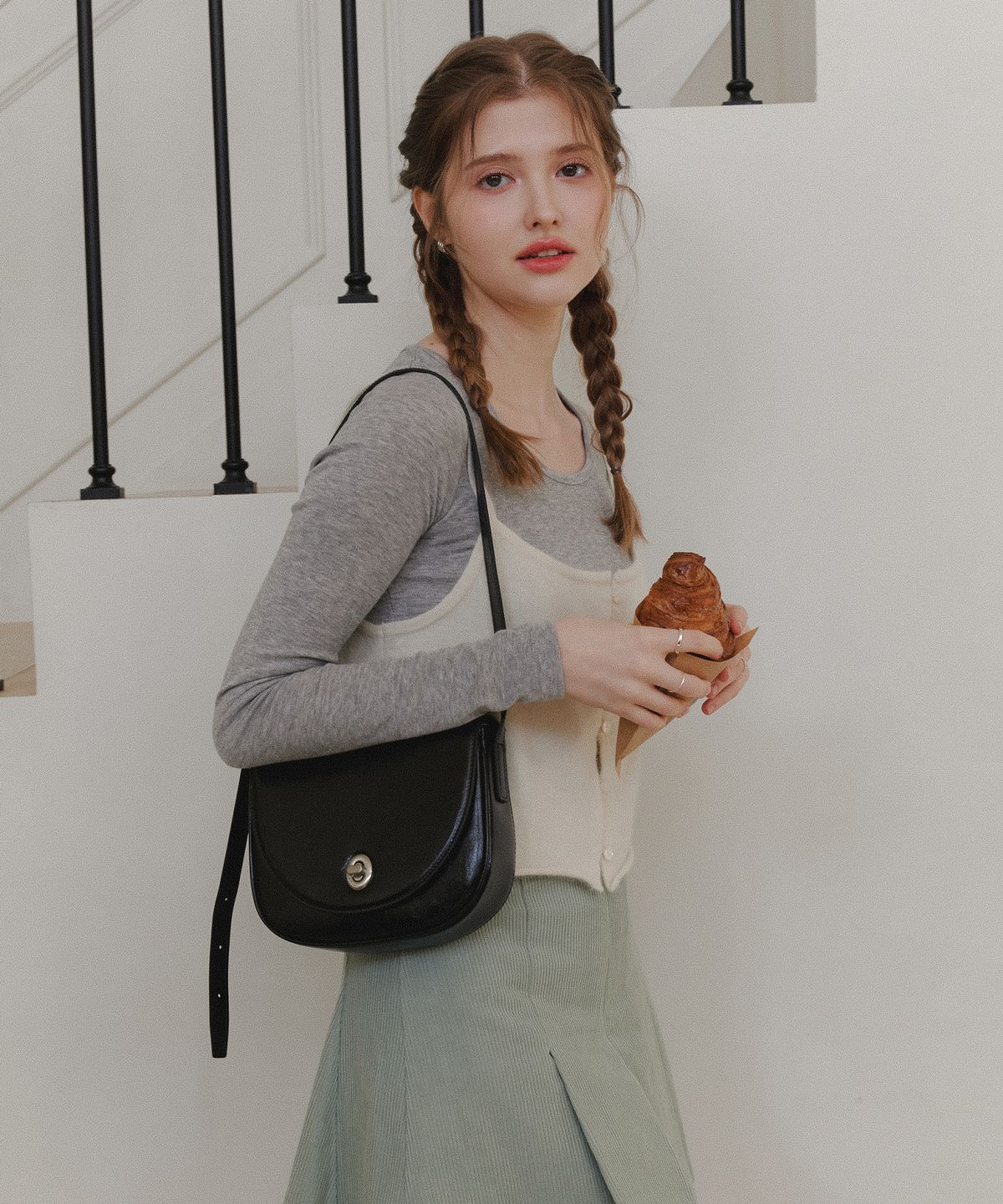 오브히(OVHEE) 미뇽 새들백 Mignon Saddle Bag_Black