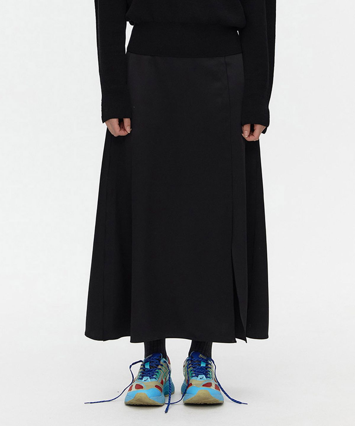 아위(AHWE) Interlocked Satin Skirt_BLACK