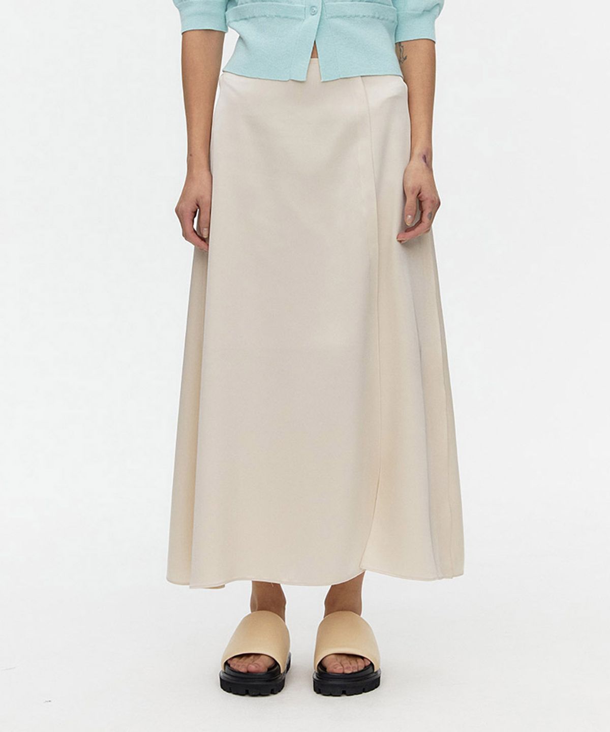 아위(AHWE) Interlocked Satin Skirt_CREAM